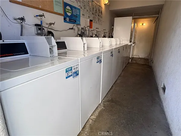 $2,450 | 18619 Collins Street, Unit F29, Tarzana, CA 91356