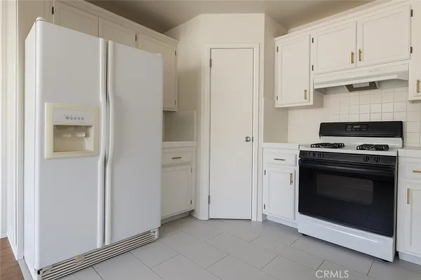 $2,450 | 18619 Collins Street, Unit F29, Tarzana, CA 91356