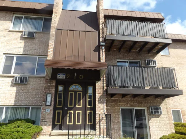 $1,875 | 710 West Huntington Commons Road, Unit 2B, Mount Prospect, IL 60056
