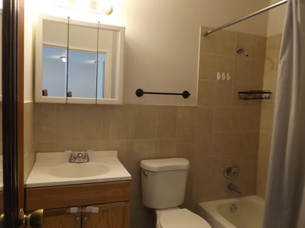 $1,875 | 710 West Huntington Commons Road, Unit 2B, Mount Prospect, IL 60056