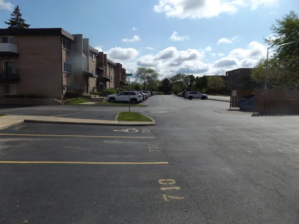 $1,875 | 710 West Huntington Commons Road, Unit 2B, Mount Prospect, IL 60056