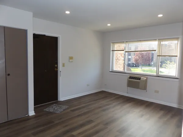 $1,875 | 710 West Huntington Commons Road, Unit 2B, Mount Prospect, IL 60056