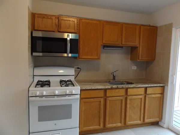 $1,875 | 710 West Huntington Commons Road, Unit 2B, Mount Prospect, IL 60056