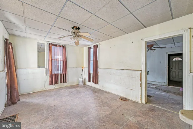 a view of a livingroom with an empty space