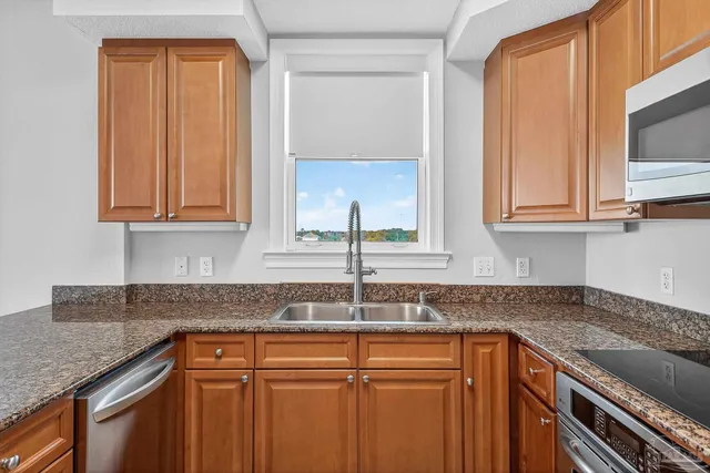 a view closed with a sink and mirror