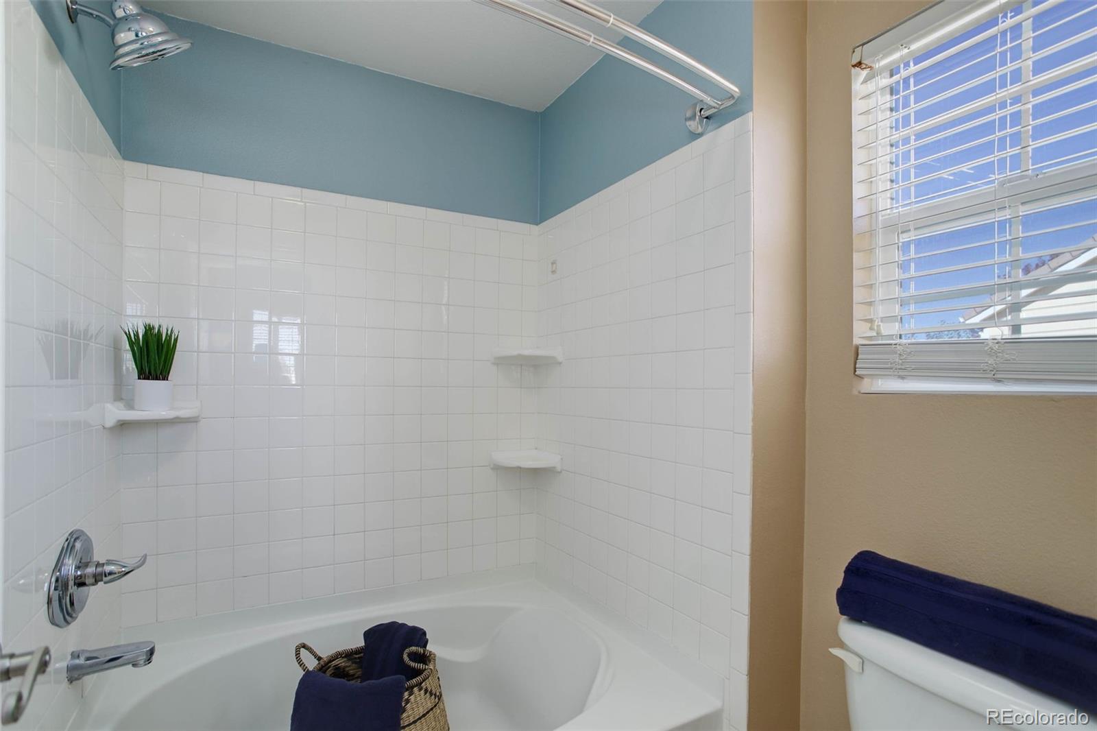 2471 South Andes Circle Aurora, CO 80013 - Photo 22 of 35 a bathroom with a bathtub