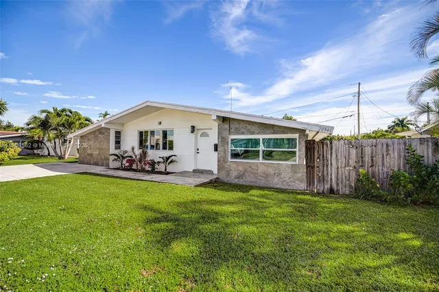 a view of a house with backyard porch and garden