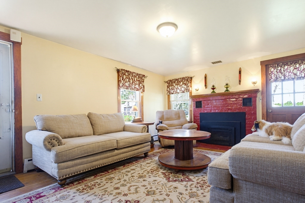 136 Chapel Street Gardner, MA 01440 - Photo 8 of 32