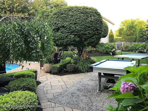 a view of yard with green space