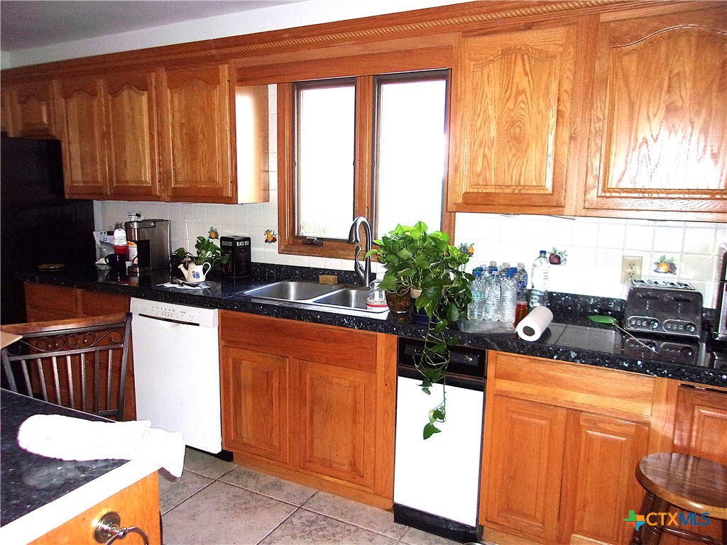 184 Russell Road Victoria, TX 77904 - Photo 7 of 22