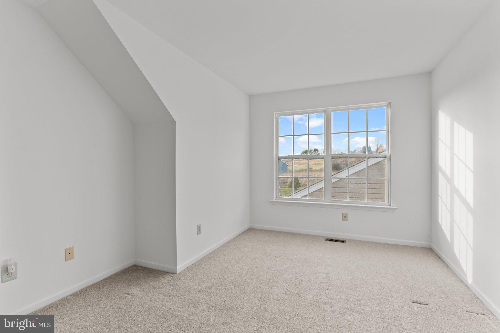 237 Beaumont Drive Oxford, PA 19363 - Photo 27 of 46 an empty room with a window