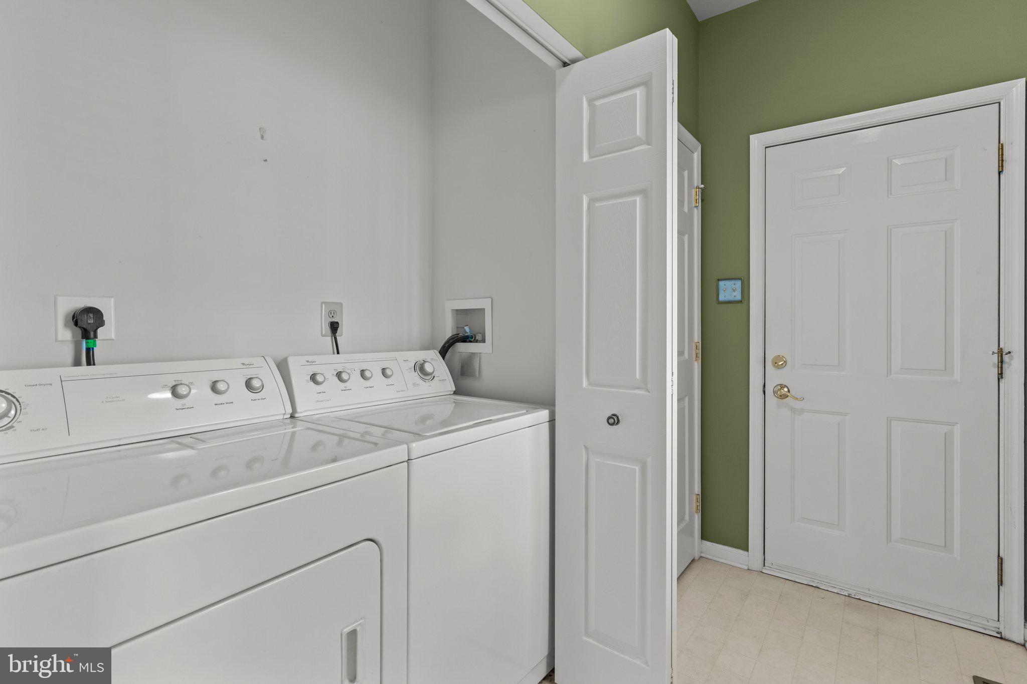 237 Beaumont Drive Oxford, PA 19363 - Photo 32 of 46 a utility room with dryer and washer