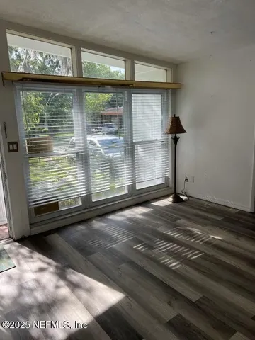 a view of empty room with window