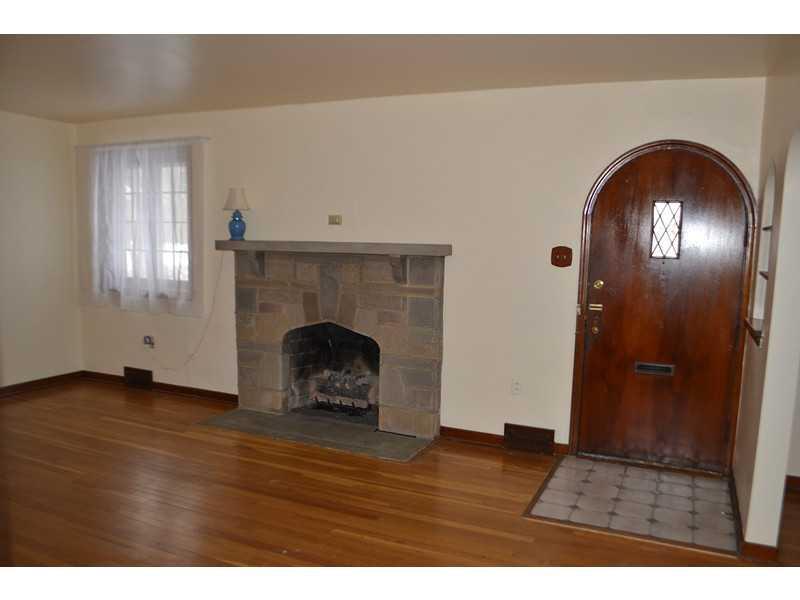 1711 Renton Avenue Pittsburgh, PA 15229 - Photo 2 of 25 Living Room.