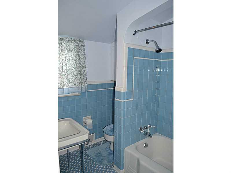 1711 Renton Avenue Pittsburgh, PA 15229 - Photo 19 of 25 Full Bath.