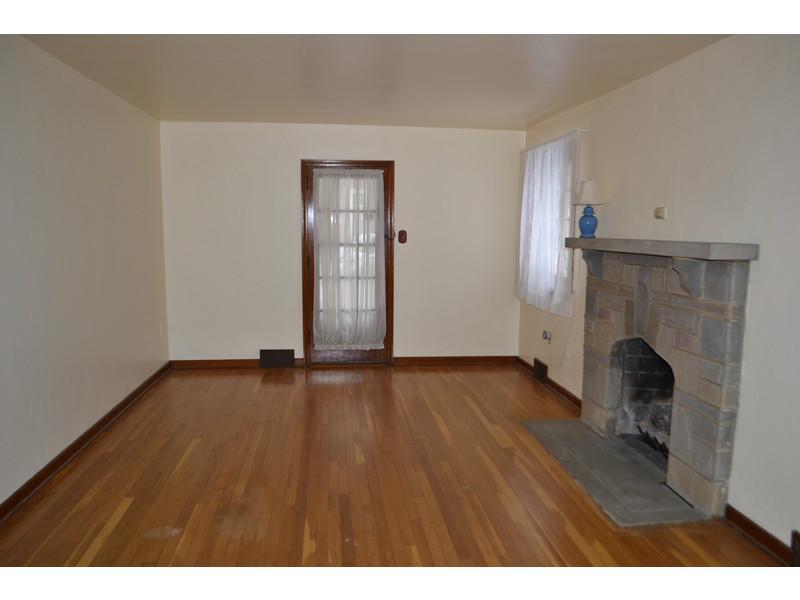 1711 Renton Avenue Pittsburgh, PA 15229 - Photo 3 of 25 Living Room.