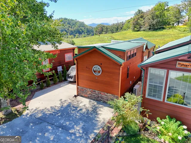 a view of a house with a yard