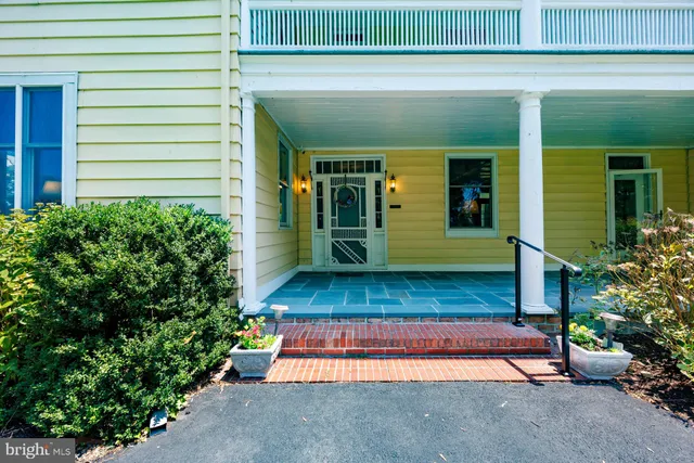 a view of outdoor space yard and porch