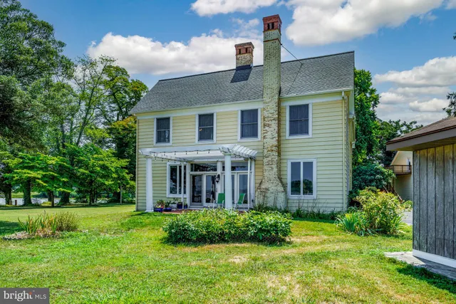 a view of a house with yard and plants