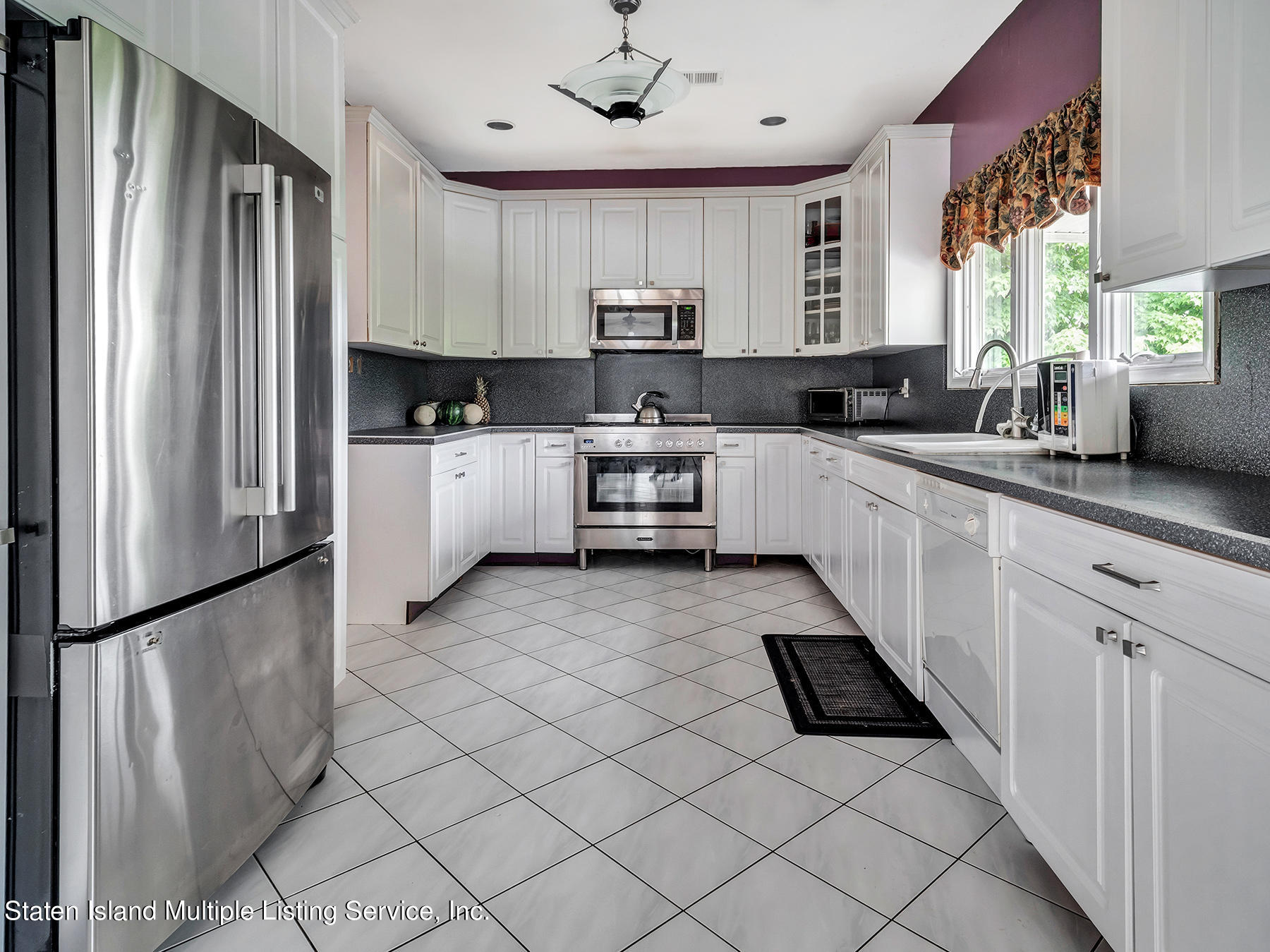 39 Nicole Loop Staten Island, NY 10301 - Photo 19 of 48 9245EA27-67FA-44E7-A357-70161F52971D