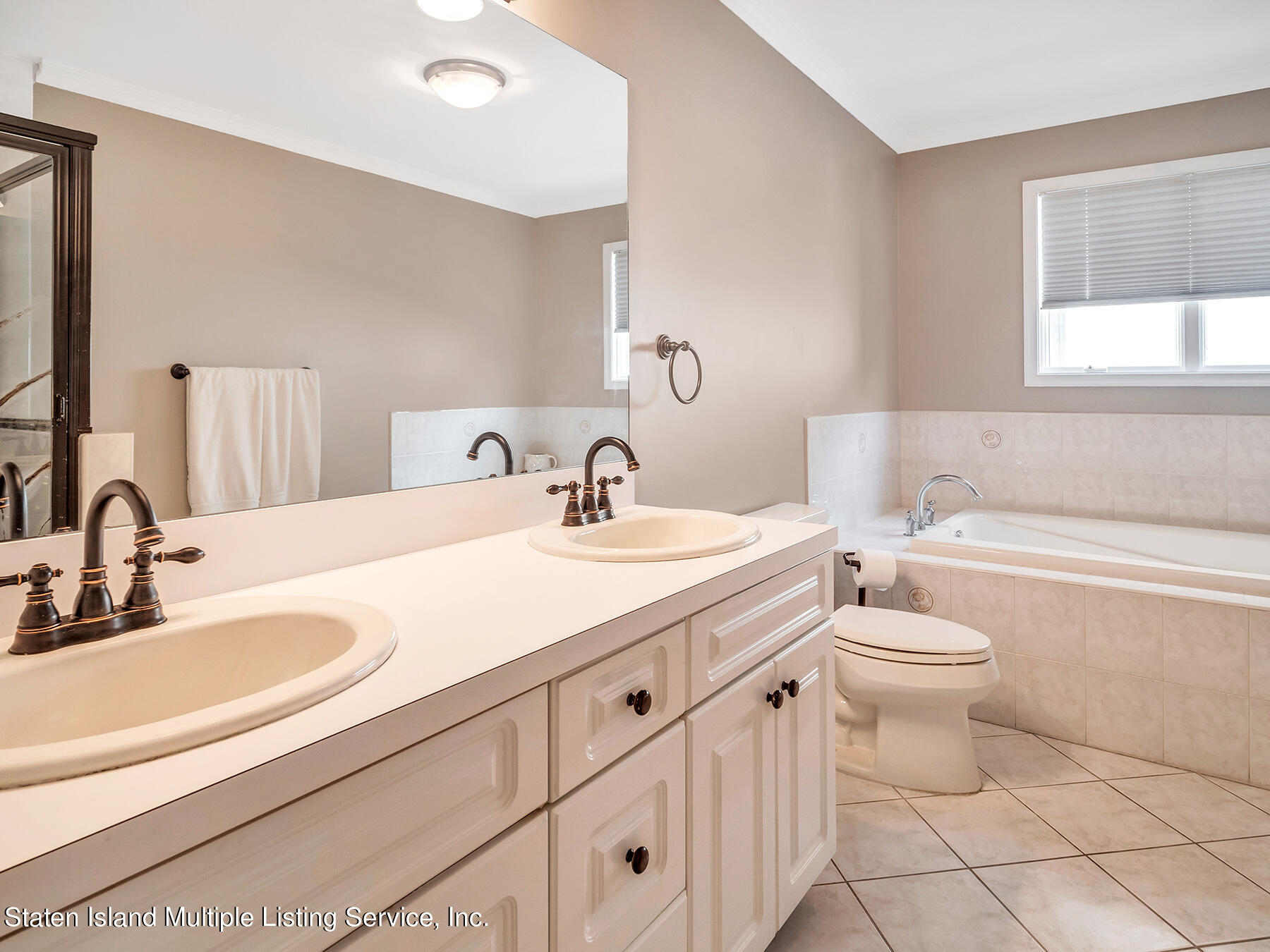 39 Nicole Loop Staten Island, NY 10301 - Photo 28 of 48 A79A751E-7FAB-436D-97EB-5FB100EED7C8
