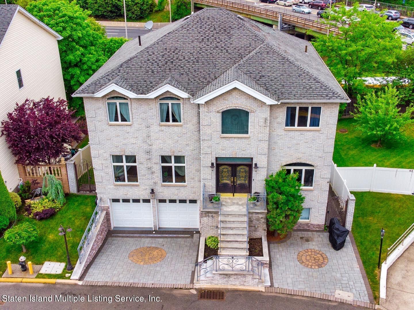39 Nicole Loop Staten Island, NY 10301 - Photo 3 of 48 053C69D1-16C8-4C80-8AAD-98AA3B63DBC7