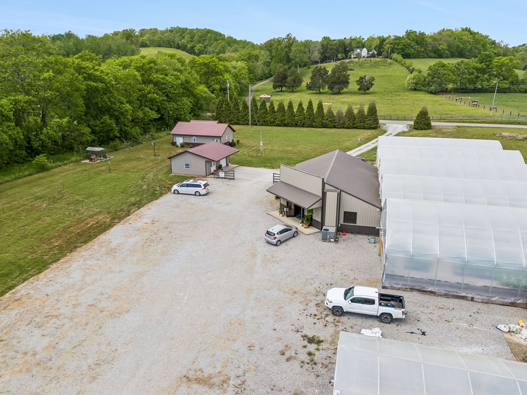 2461 Bodenham Road Pulaski, TN 38478 - Photo 70 of 100 a view of a terrace with a garden