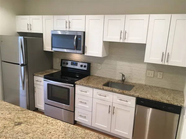 $2,139 | 875 Elm Street, Unit 402, Manchester, NH 03101