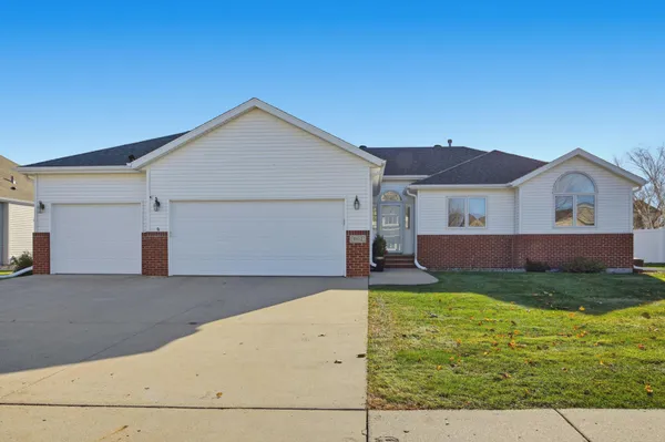 $460,000 | 1102 46th Avenue North, Fargo, ND 58102