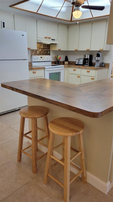1526 Georgetowne Lane Sarasota, FL 34232 - Photo 5 of 21 a kitchen with a table chairs stove and cabinets