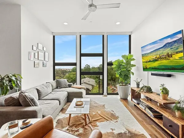 $2,900 | 1322 East 12th Street, Unit 406, Austin, TX 78702