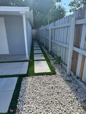 a view of a backyard