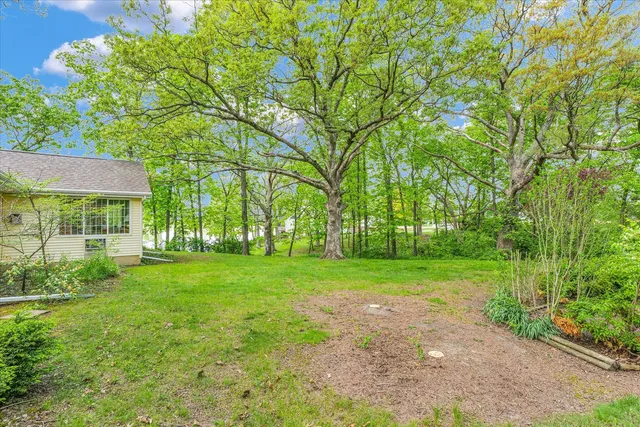 a view of a house with backyard