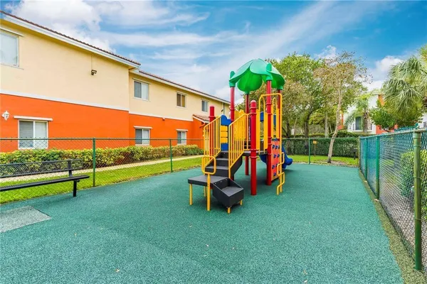 $3,000 | 7401 Palomino Drive, Unit 117, Hollywood, FL 33024