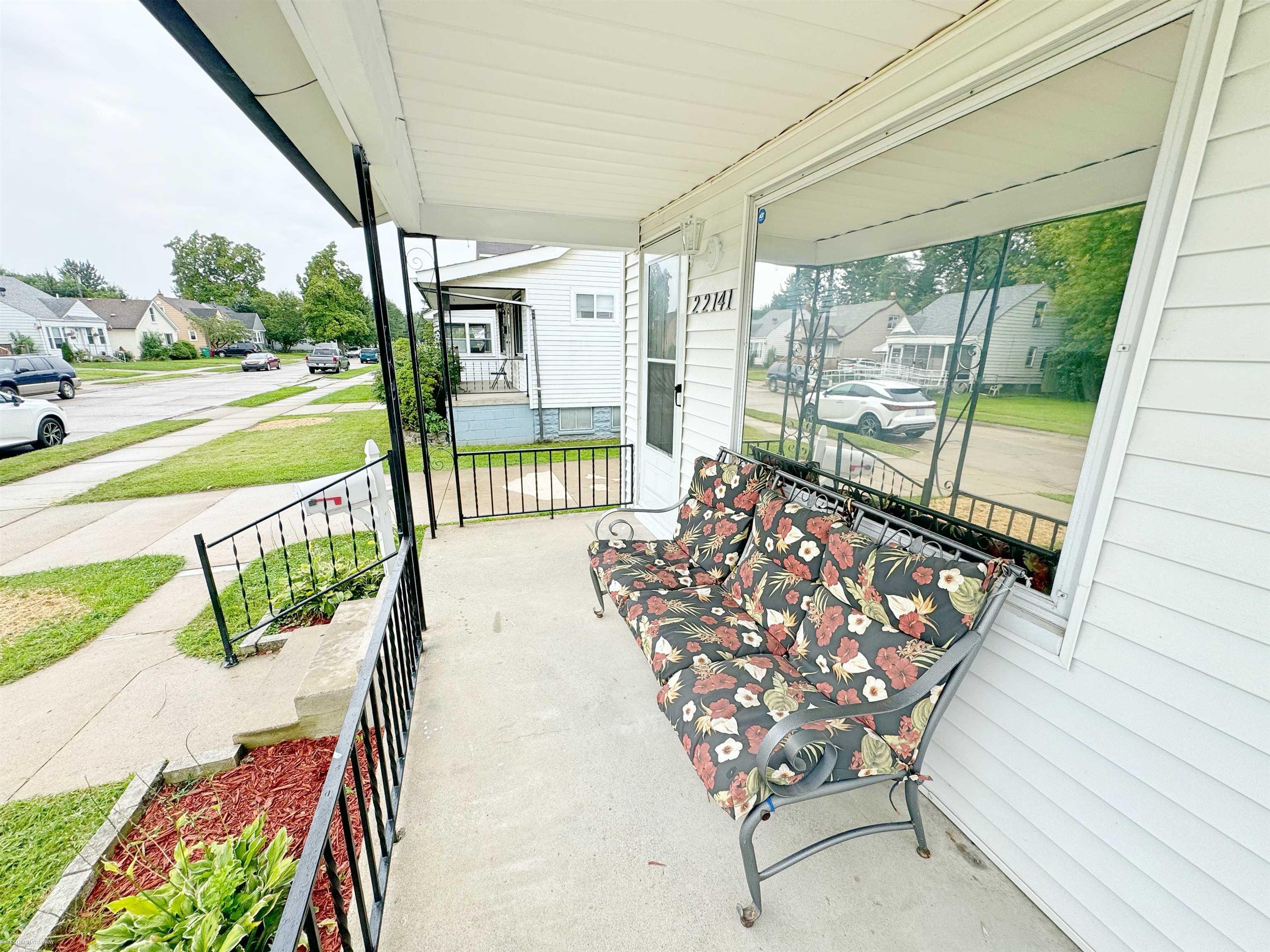 22141 Cushing Avenue Eastpointe, MI 48021 - Photo 4 of 21