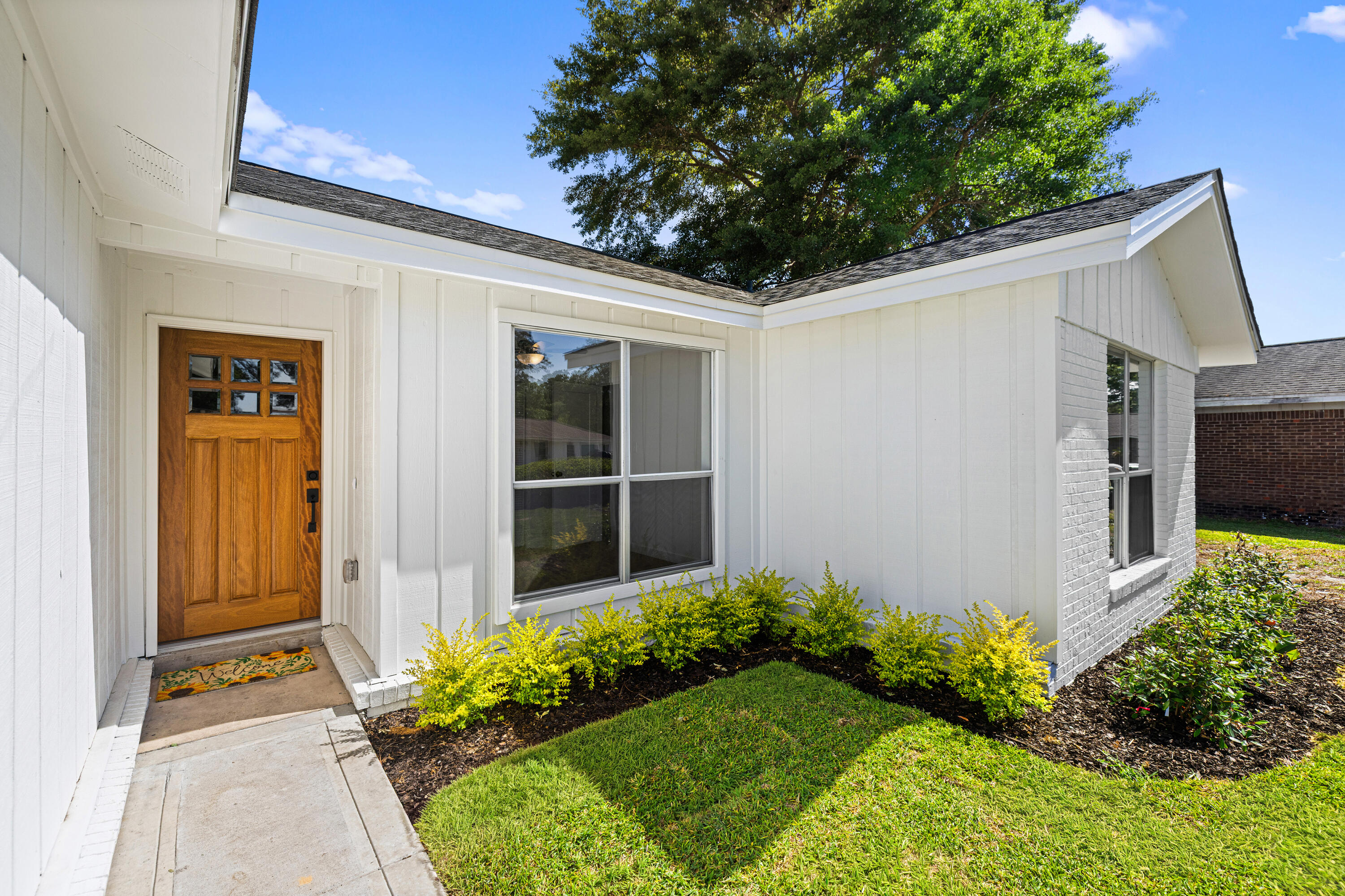 103 Perdido Circle Niceville, FL 32578 - Photo 63 of 71 a front view of house with yard
