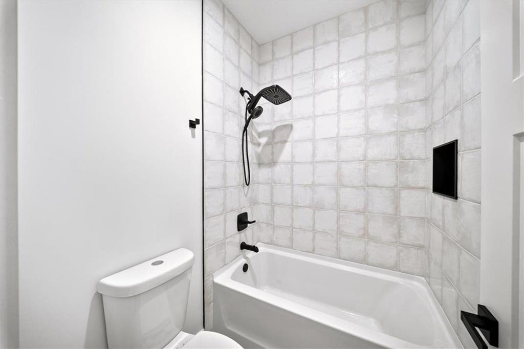 222 Silvercrest Drive Acworth, GA 30101 - Photo 29 of 61 a bathroom with a bathtub and a toilet