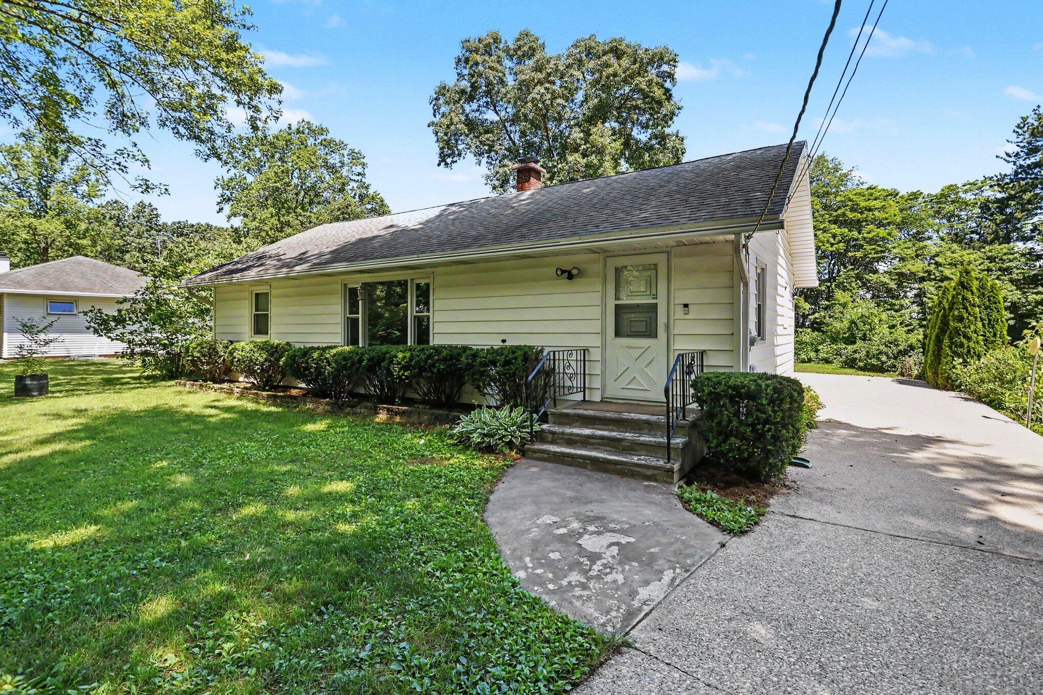 229 Hartman Road Niles, MI 49120 - Photo 4 of 33 004_file_5762