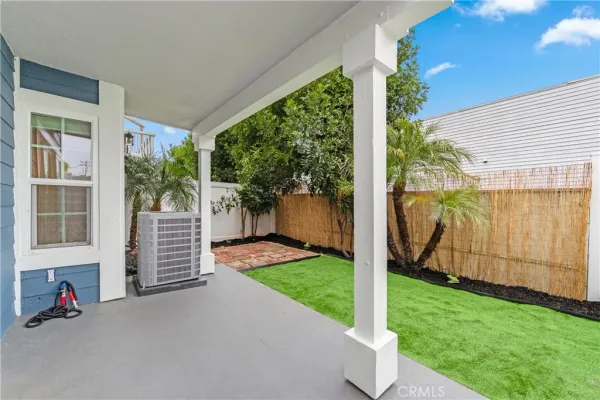 a view of a house with backyard and garden