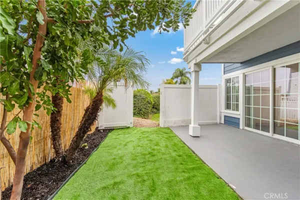 a view of an house with backyard and a tree