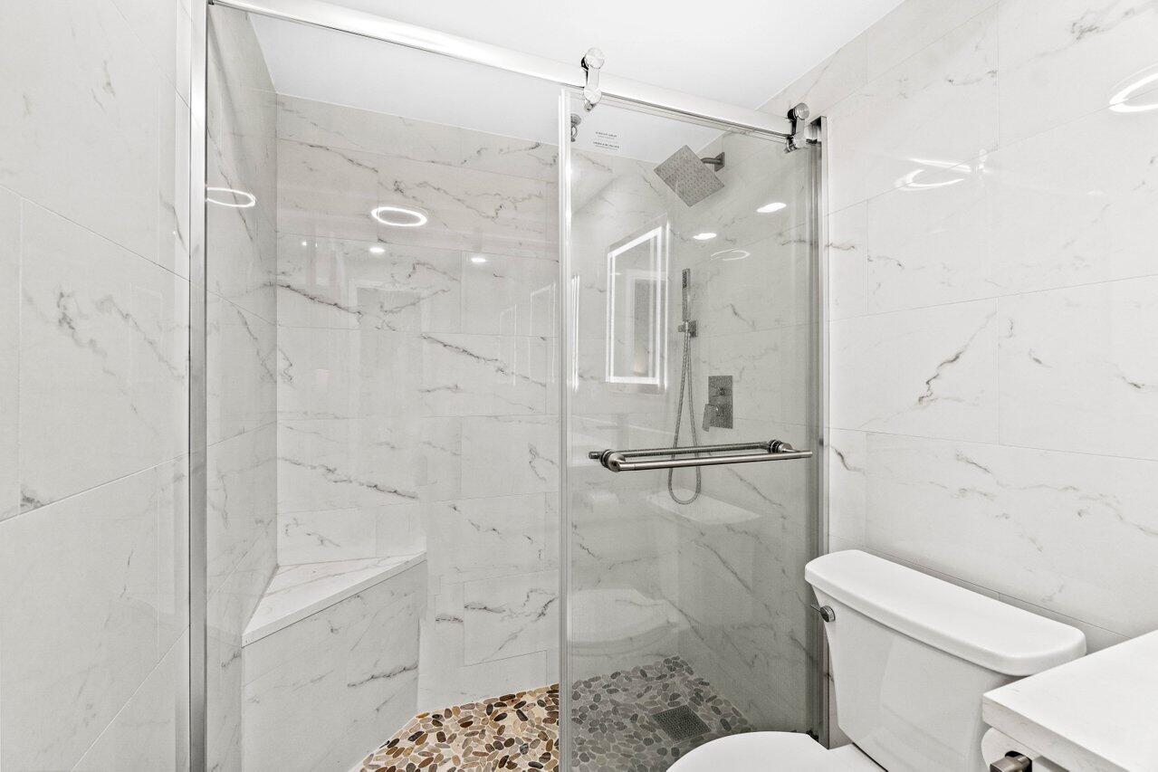 899 Jeffery Street, Unit 2120 Boca Raton, FL 33487 - Photo 24 of 38 a bathroom with a shower and toilet