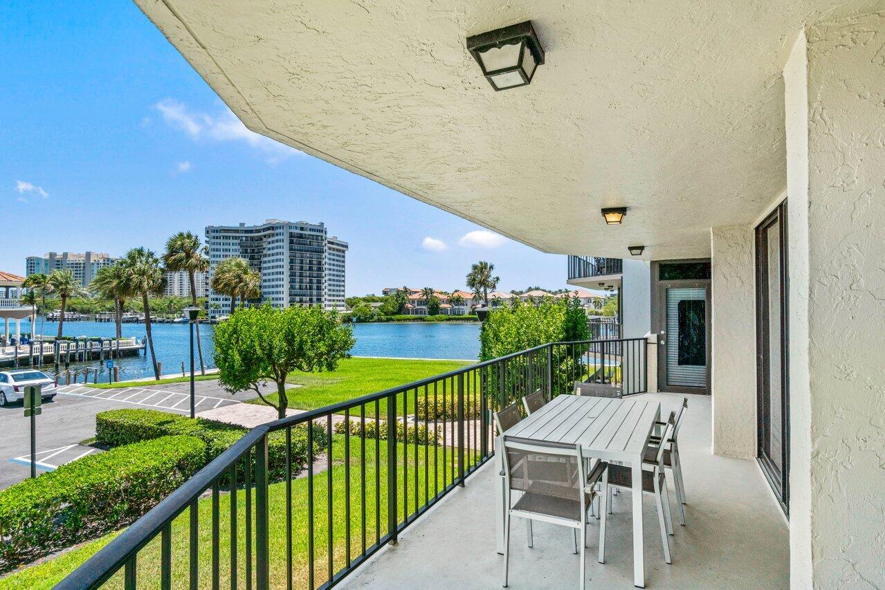 899 Jeffery Street, Unit 2120 Boca Raton, FL 33487 - Photo 25 of 38 a view of a chairs and table in the balcony