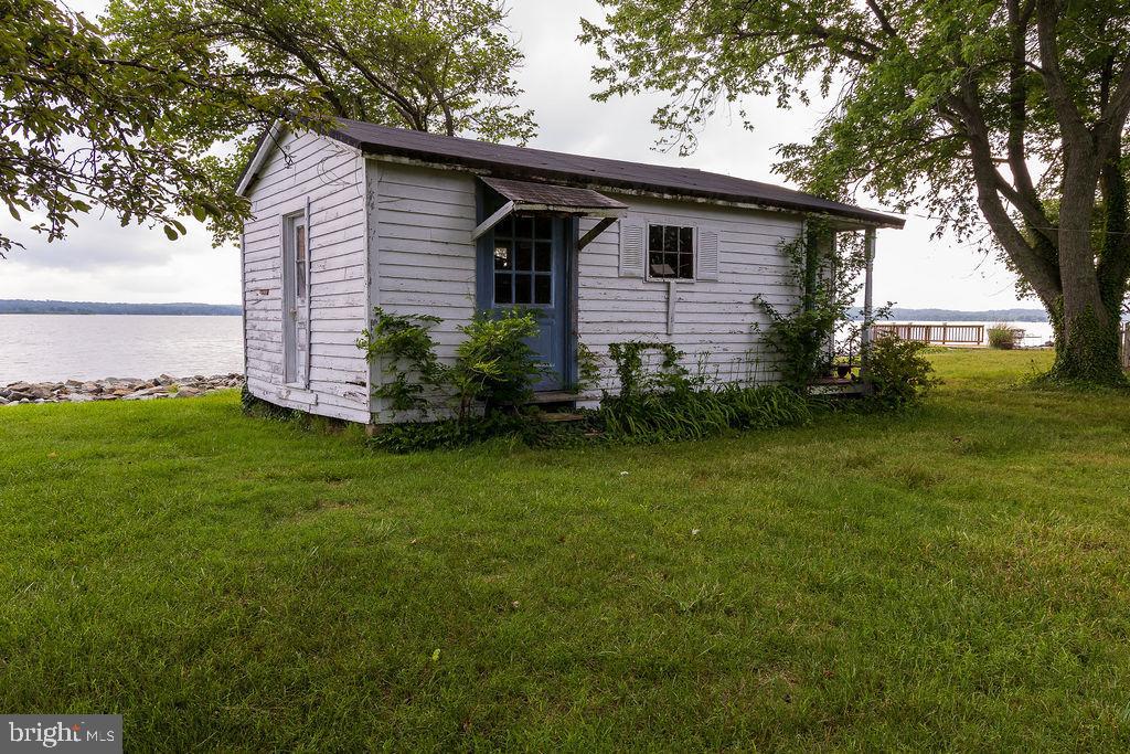 6225 Sandy Point Road Prince Frederick, MD 20678 - Photo 34 of 45 a backyard of a house with plants and large tree