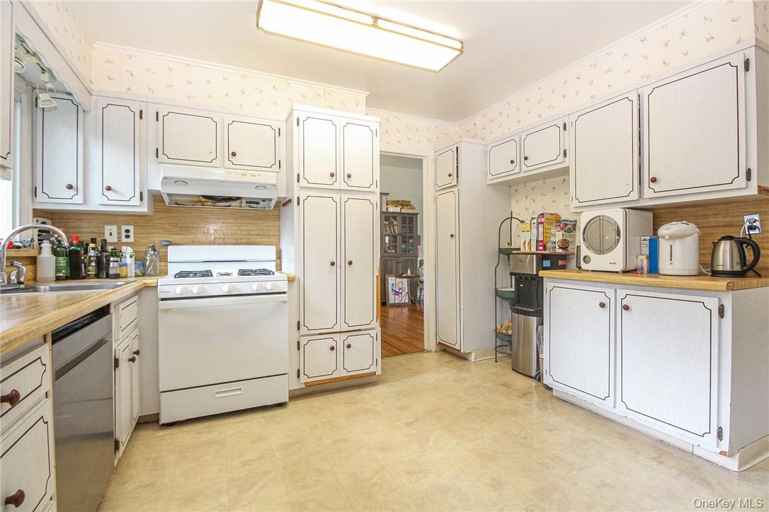 238 Rosehill Avenue New Rochelle, NY 10804 - Photo 11 of 21