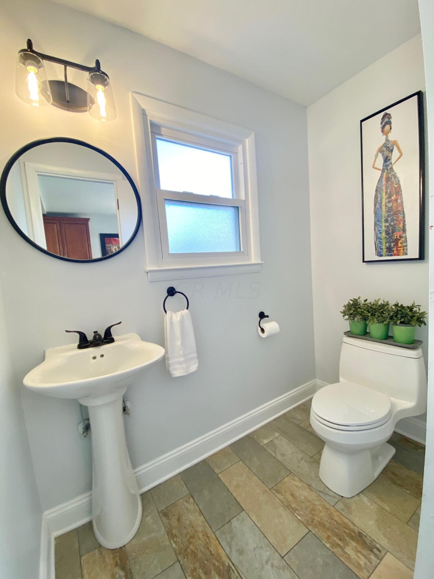 254 Chatham Road Columbus, OH 43214 - Photo 31 of 61 Half bath