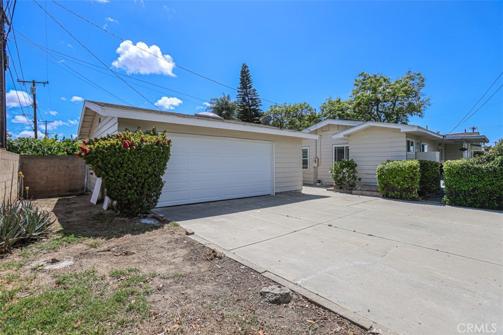 600 South Emily Street Anaheim, CA 92805 - Photo 2 of 22 a front view of a house with garden