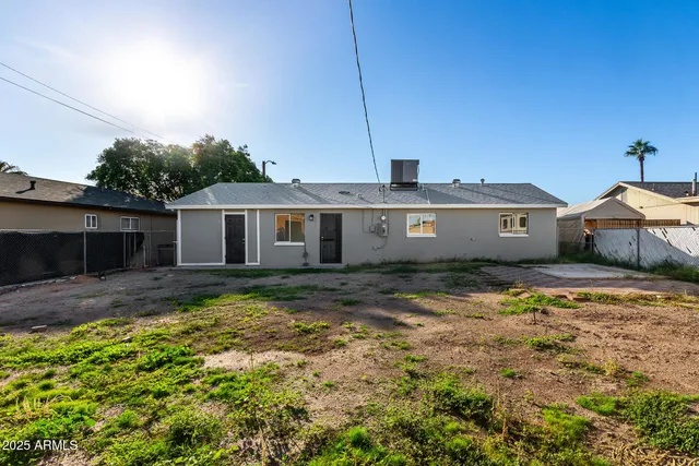 a view of a house with a backyard