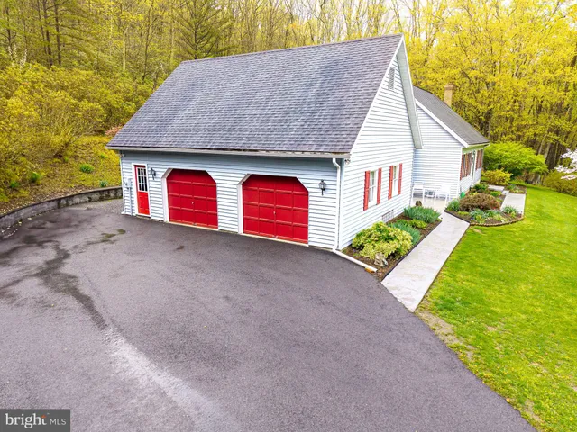 a view of a house with backyard and garden