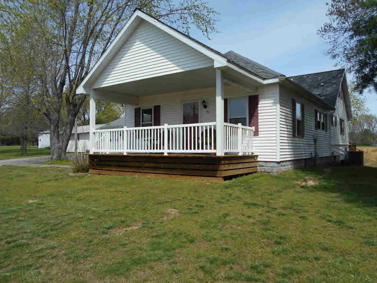 305 Hemlock Lane Flora, IL 62839 - Photo 4 of 50 Gallery Image 4