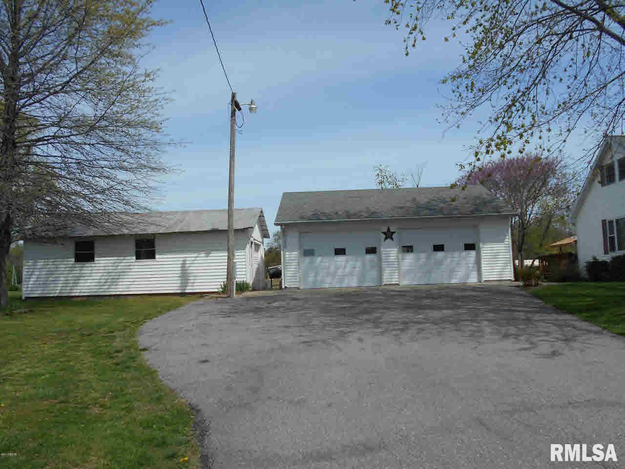 305 Hemlock Lane Flora, IL 62839 - Photo 7 of 50 Gallery Image 7